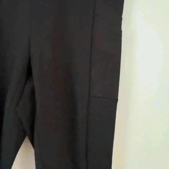 Mandalay yoga pants. Made in Montreal, Canada. - Picture 4 of 8